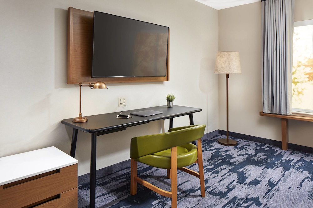 Suite, 1 King Bed with Sofa bed (Mobility Accessible, Roll-In Shower) photo 2