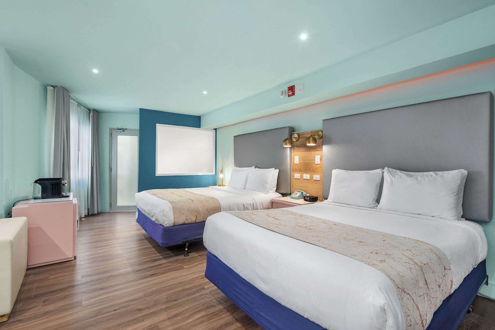Suite, Multiple Beds, Non Smoking - Photo 3