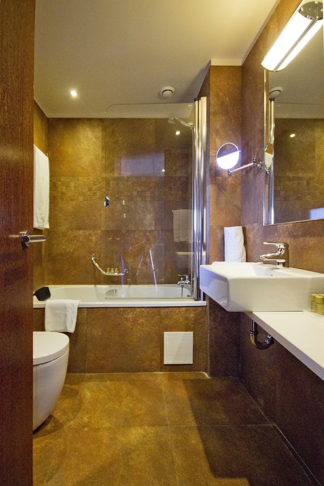 Double or Twin Room (with One Extra Child) thumbnail 5