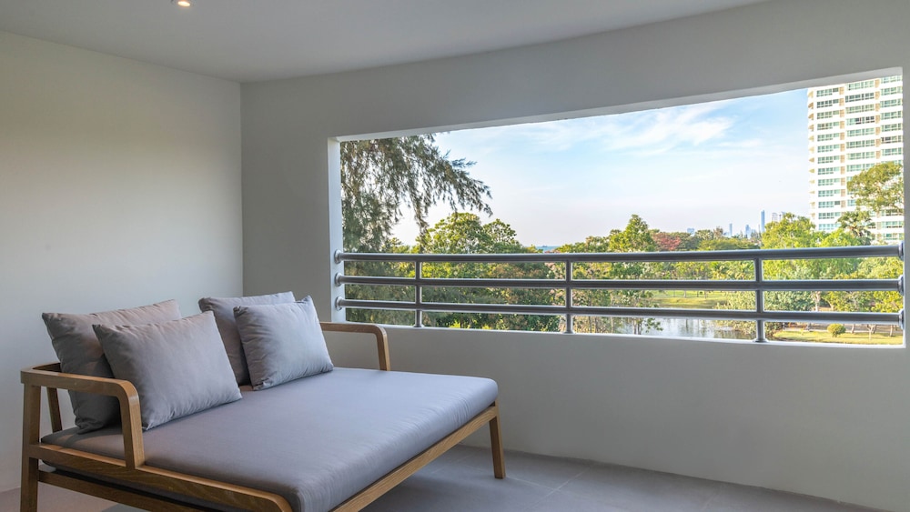 Premier Room, 1 King Bed, Balcony - Photo 2