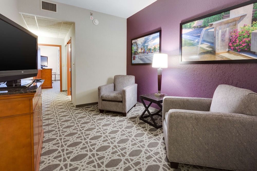 Deluxe Room, 1 King Bed, Refrigerator & Microwave (Upper Floor, Oversized) photo 2