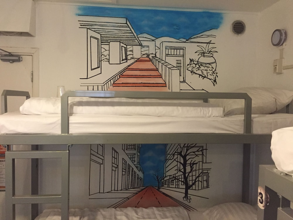 Bed in a 4-Person Mixed Dormitory Ensuite photo 2