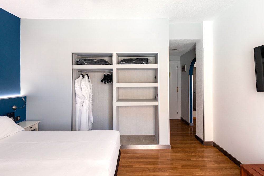 Family Room (Premium - Jetted Tub Access)