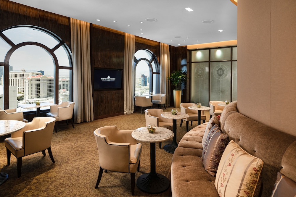 Newly Remodeled Luxury Two Queen Suite with Prestige Club Lounge Access - Photo 14