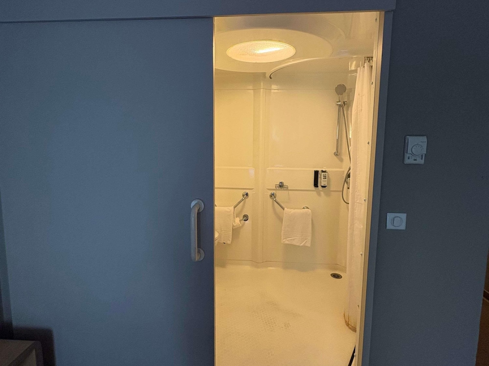 Standard Room, 1 Double Bed, Accessible - Photo 3