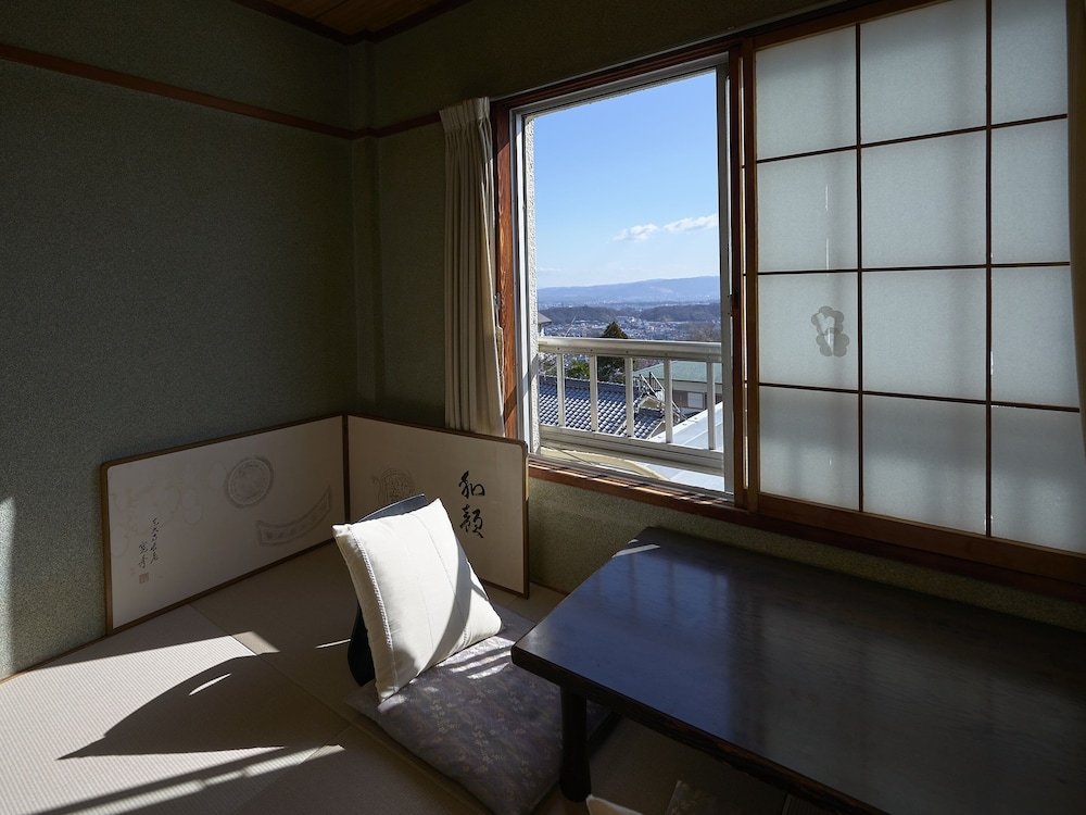 Japanese-Style Twin Room with Shared Bathroom and City View photo 3