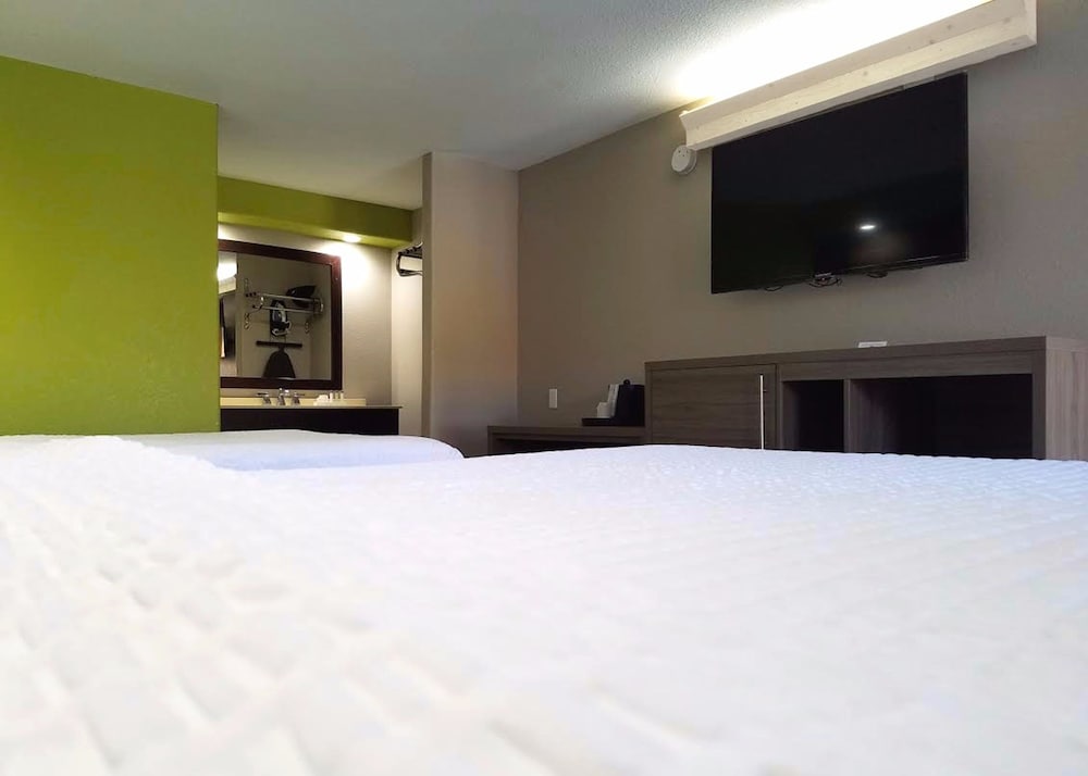 Deluxe Room, 2 Queen Beds, Smoking - Photo 13