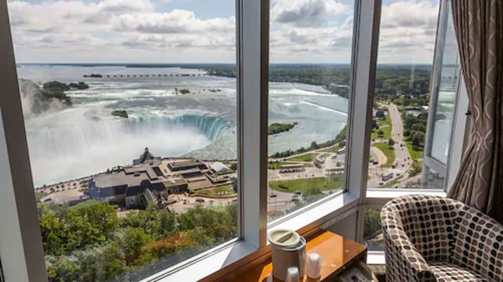 Tower Room Premium Falls View King Jacuzzi Suite thumbnail 6