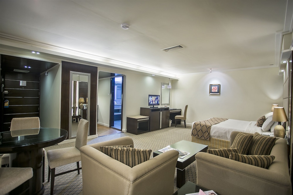 Junior Suite, 1 Bedroom, Ensuite, City View photo 3