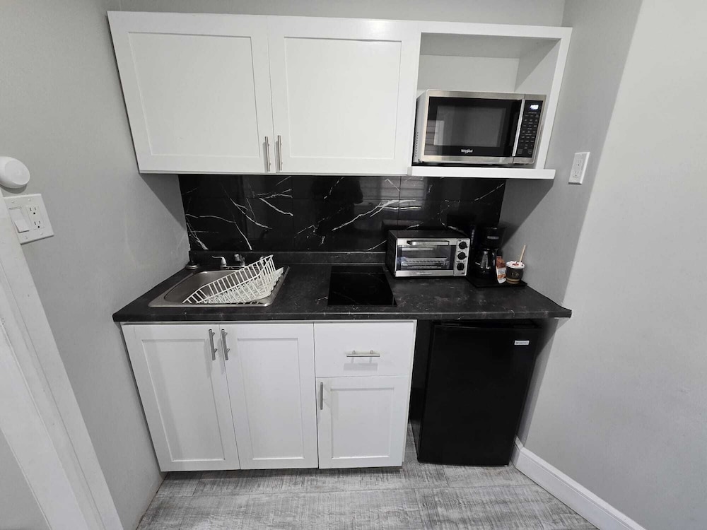 Standard Room, 1 King Bed, Kitchenette photo 3