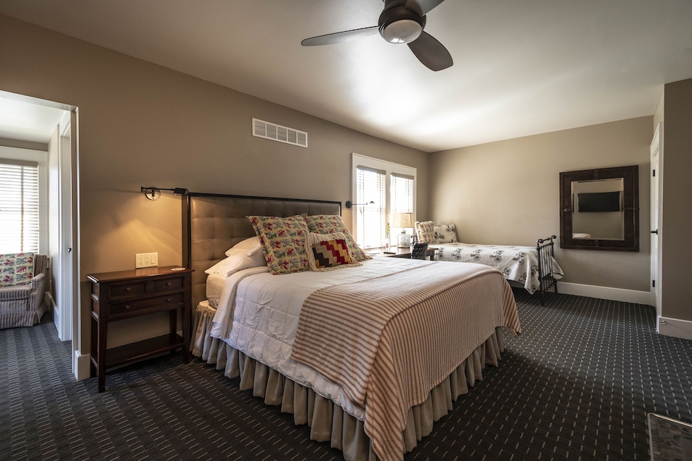 Family Room, 1 King Bed and 1 Twin Bed (Room 06)