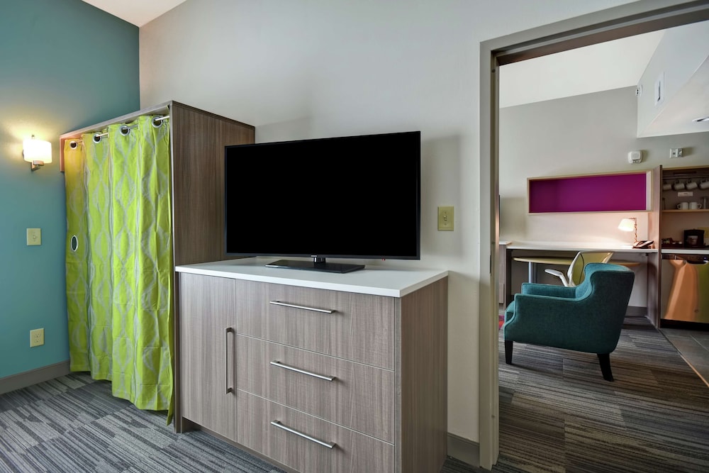 Suite, 1 King Bed, Accessible, Bathtub