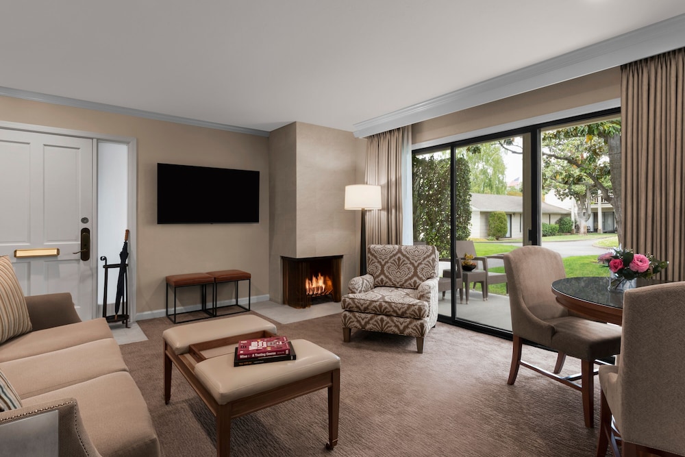 Classic Suite, 1 King Bed, Accessible (Classic Accessible 1 Bedroom King) - Photo 3