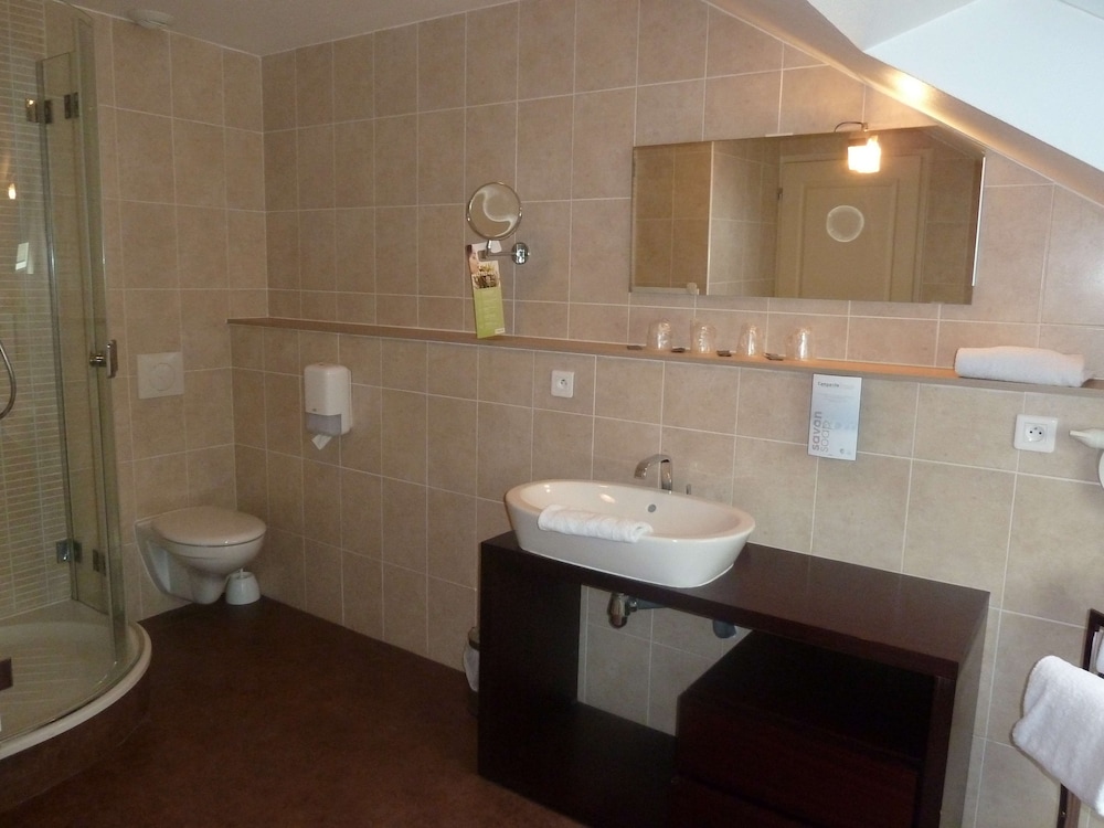 Standard Room, Multiple Beds - Photo 11