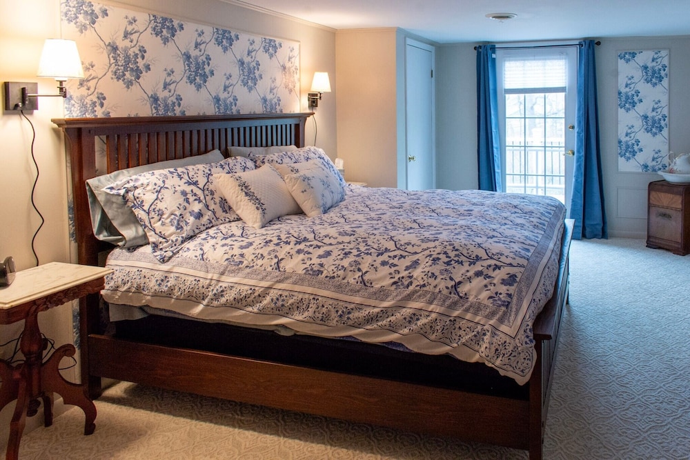 Standard Room, 1 King Bed, Non Smoking (Lamoka Room)