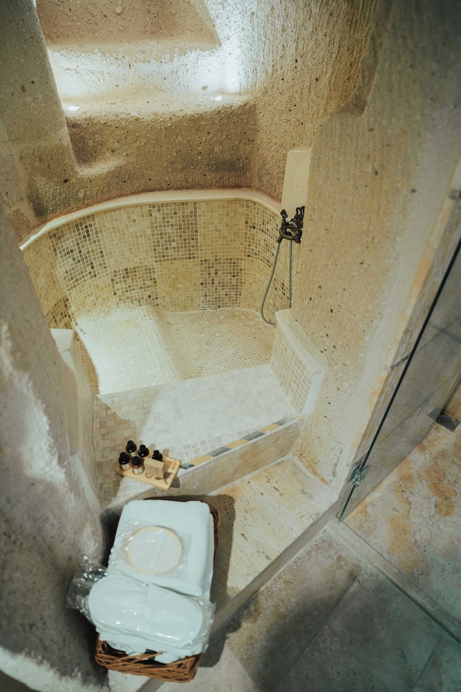 King Cave Suite with Stone Bathtub - Photo 11
