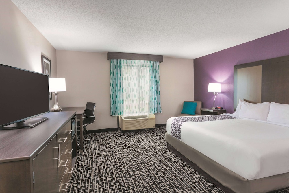 Room, 1 King Bed, Accessible, Non Smoking (Mobility Accessible) - Photo 3