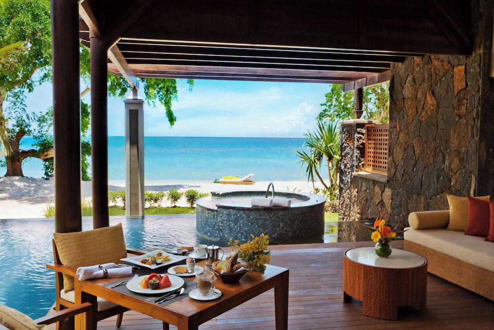 Luxury Beachfront Pool suite photo 3