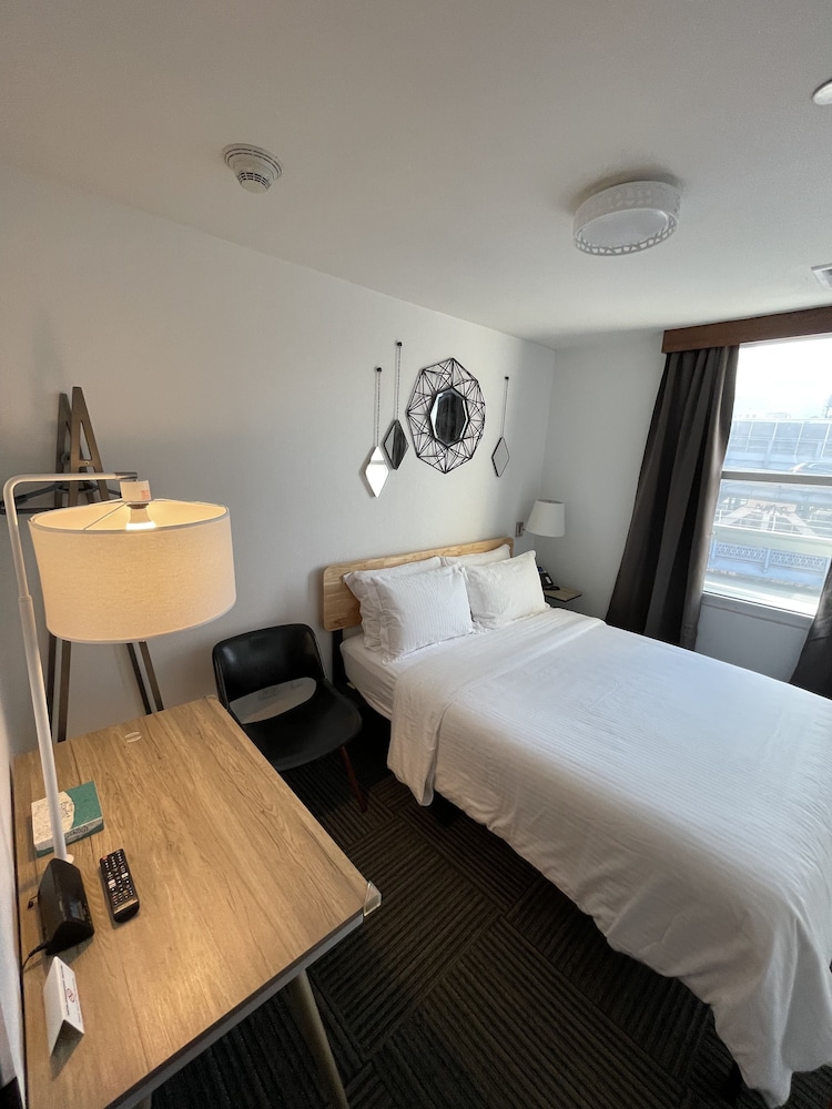 Standard Room thumbnail 5