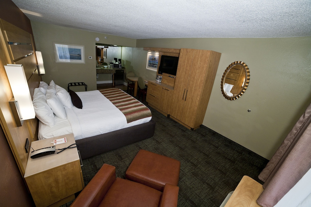 Deluxe Room, 1 King Bed photo 2
