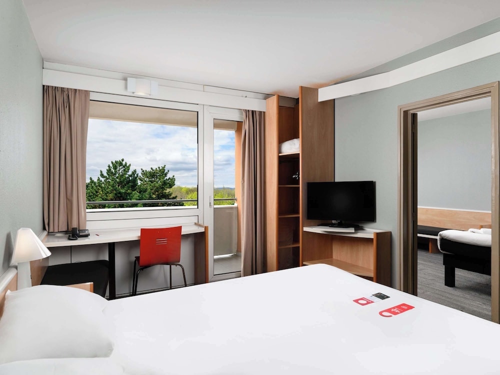 Standard Room, Multiple Beds (Standard) thumbnail 6