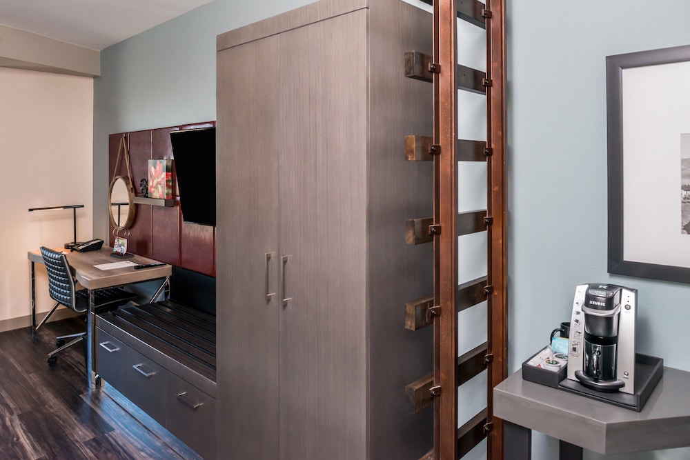 Premium Room, 1 King Bed, Accessible (Communications) photo 2