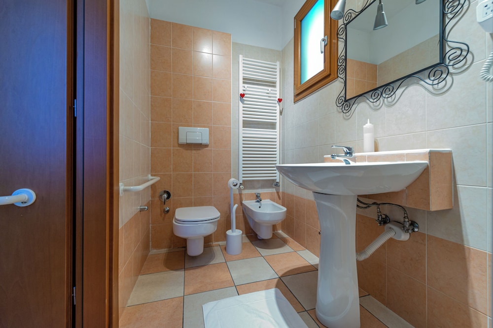 Classic Double Room, Non Smoking, Private Bathroom photo 2