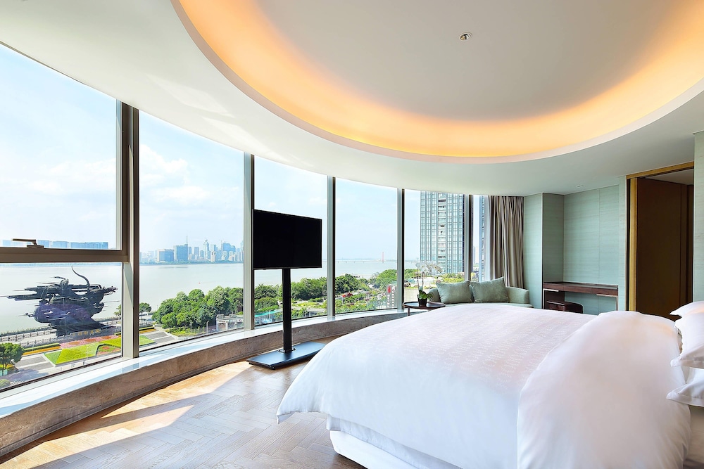 Club Suite, 1 King Bed, River View, Corner photo 2