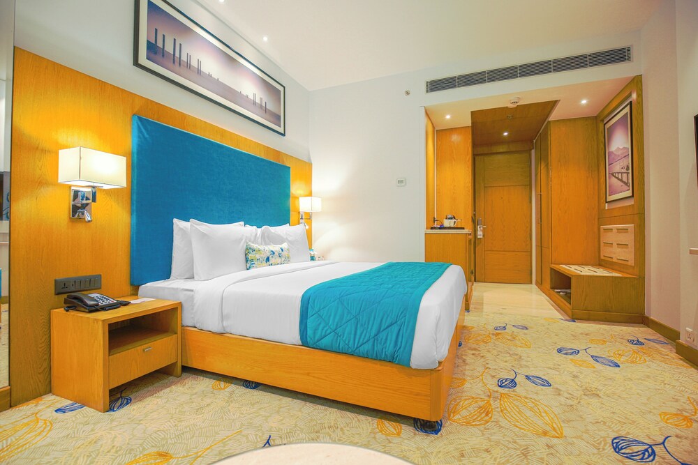 Premium Room, 1 King Bed, Non Smoking - Photo 4
