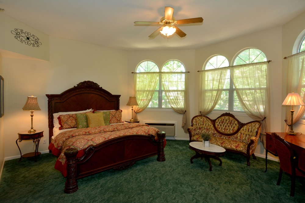 Superior Suite, 1 King Bed, Jetted Tub
