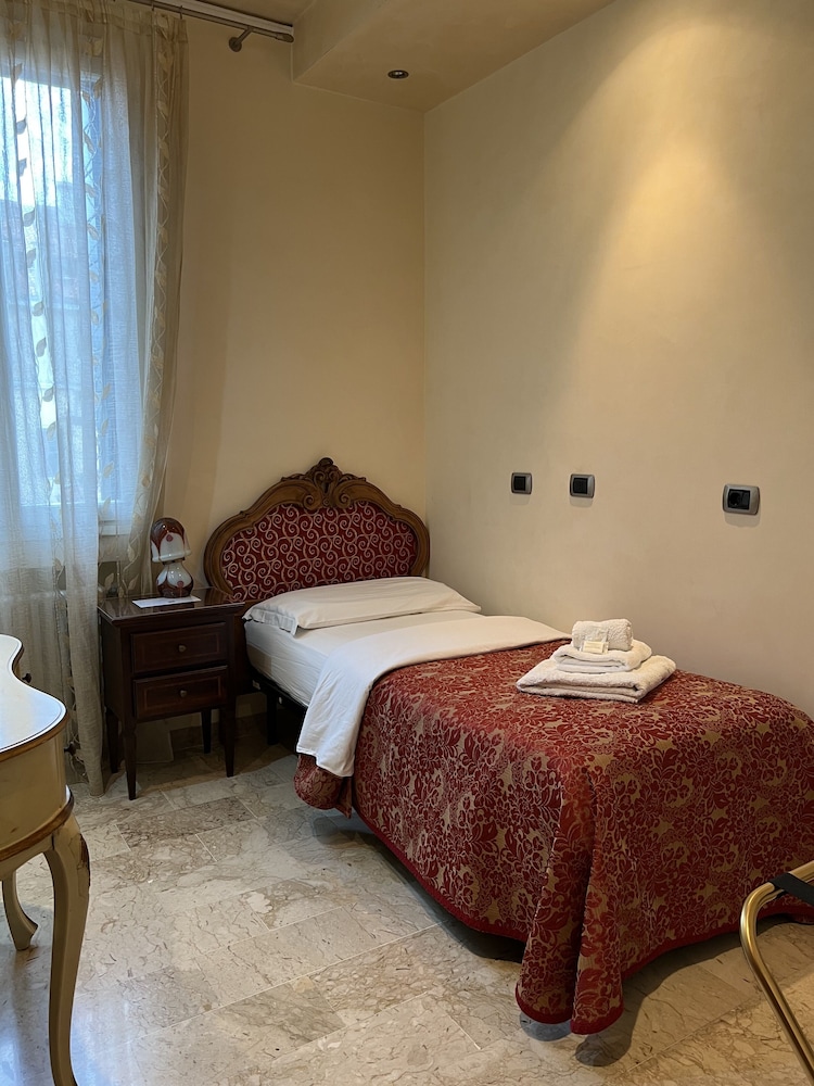 Superior Double Room, Canal View photo 2