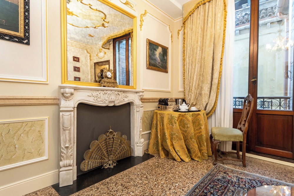 Junior Suite, 1 King Bed, Terrace photo 3