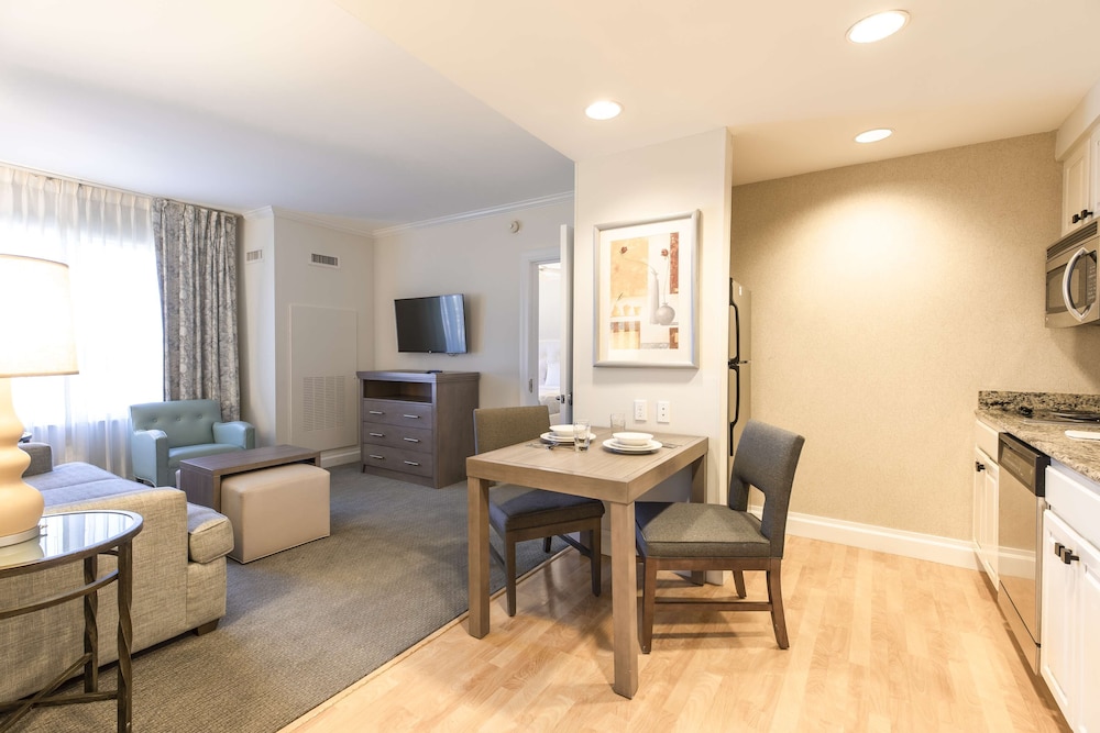 2 QUEEN ONE BEDROOM ACCESSIBLE TUB SUITE RENOVATED WITH SLEEPER SOFA photo 3