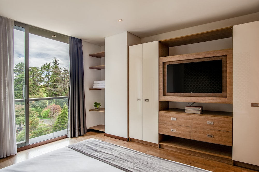 Deluxe Loft, 1 King Bed with Sofa bed, Balcony, City View photo 3