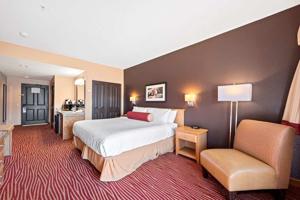 Room, 1 King Bed, Accessible, Ground Floor - Photo 3