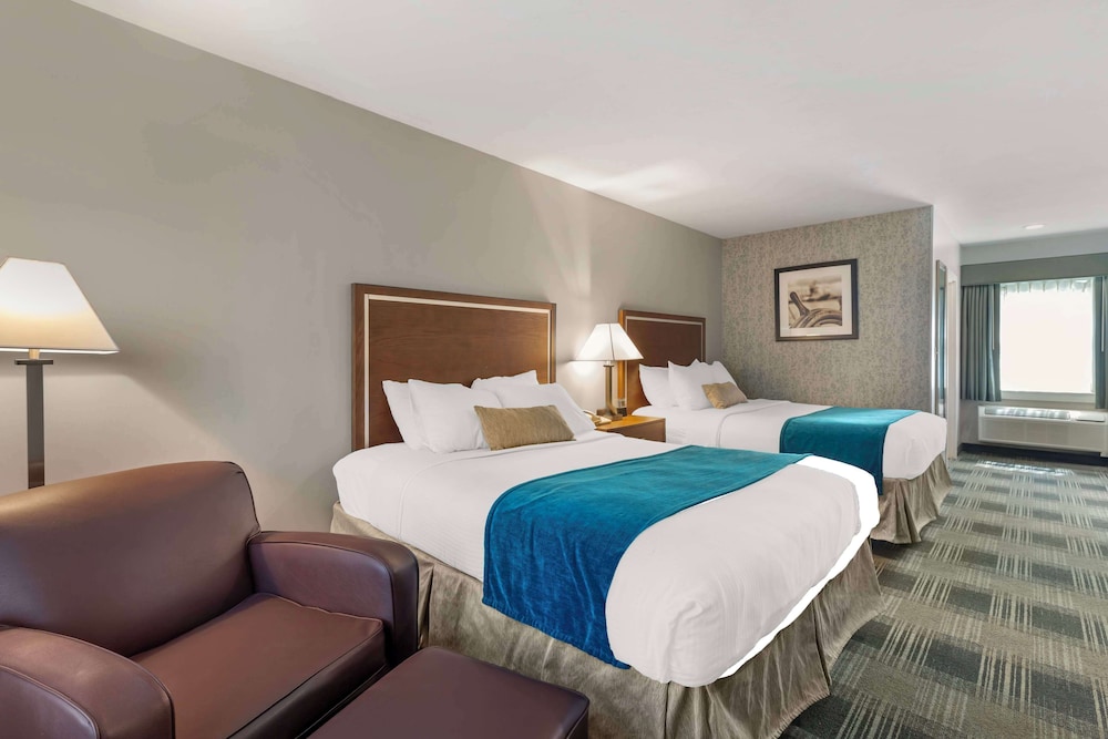 Standard Room, 2 Queen Beds, Refrigerator & Microwave, Pool View - Photo 4