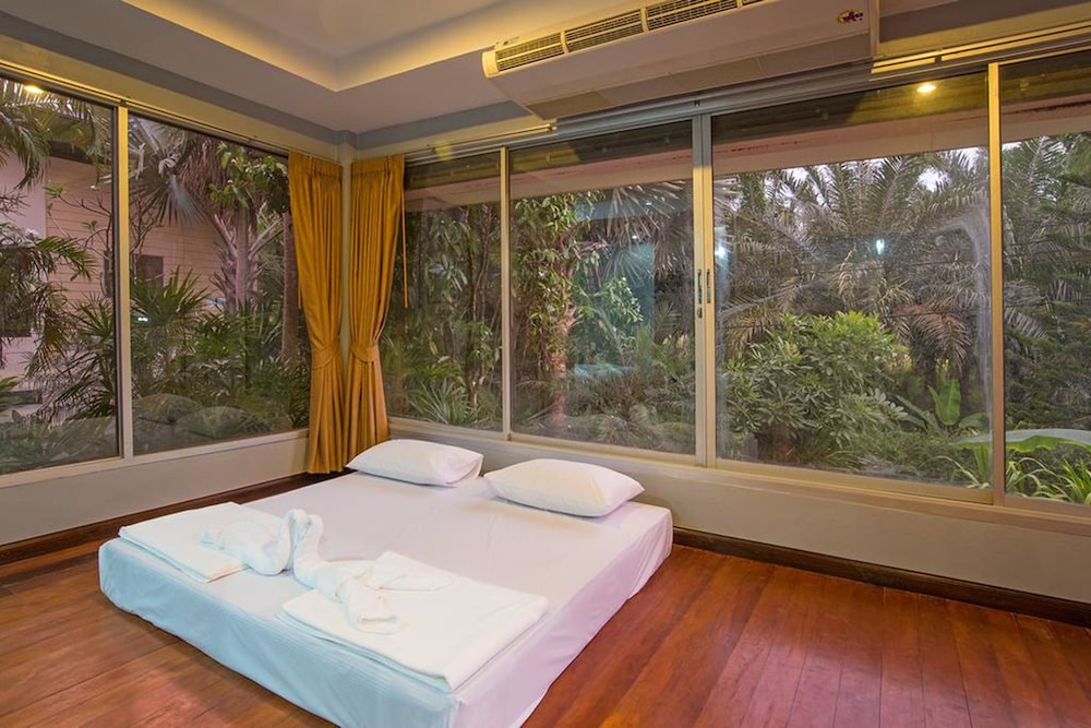 Family Room with Garden View - Photo 4