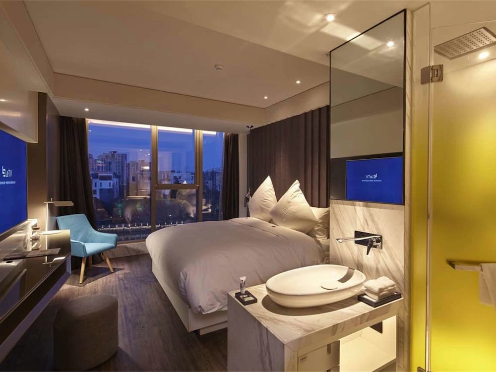 Superior Room, 1 King Bed photo 1