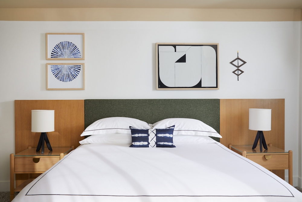Room, 1 King Bed, Accessible, Corner (Mobility) - Photo 4