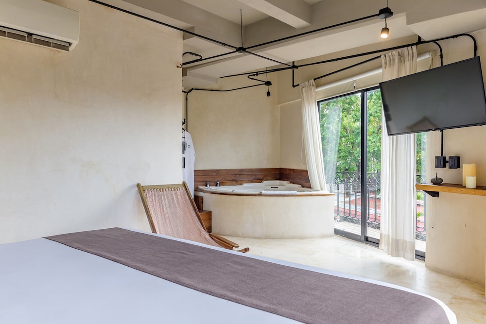 Master Double Suite with Jacuzzi Balcony and City Views - Photo 4