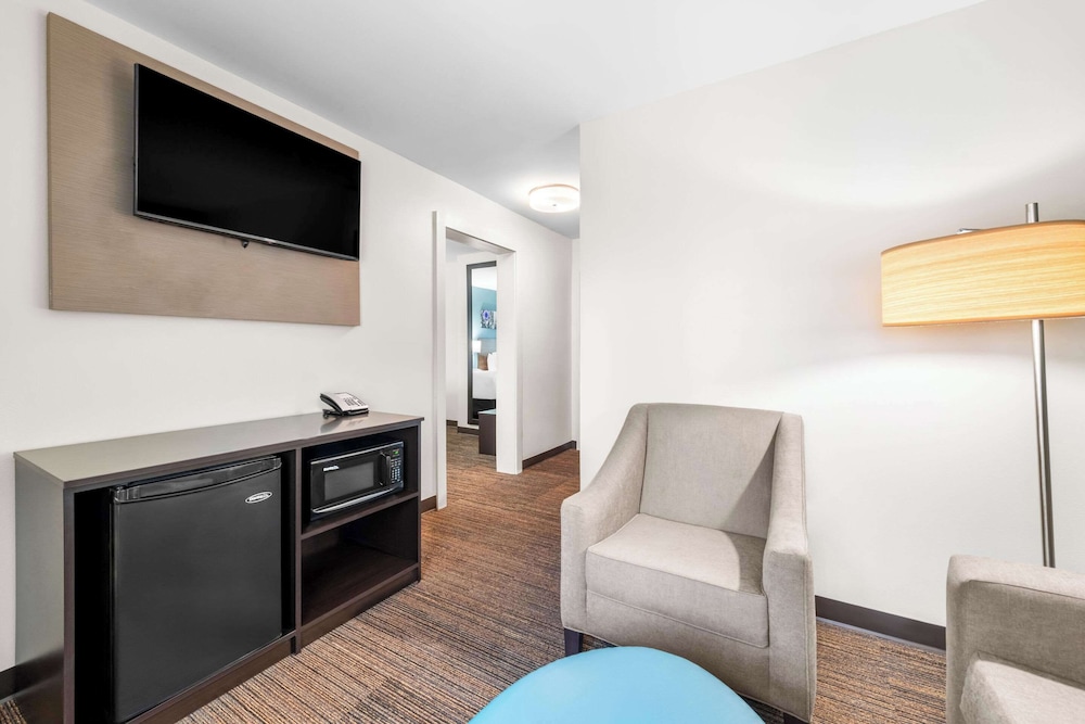 Suite, Multiple Beds, Non Smoking - Photo 9