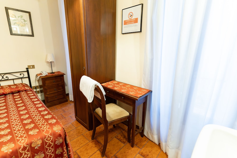 Economy Single Room, 1 Single Bed, Shared Bathroom photo 3