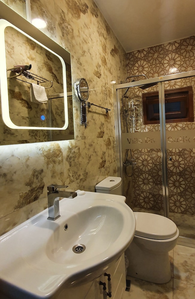 Villa - Photo 2