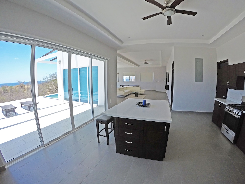 Luxury House photo 3