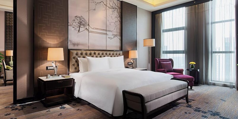 Deluxe Suite, 1 King Bed photo 2