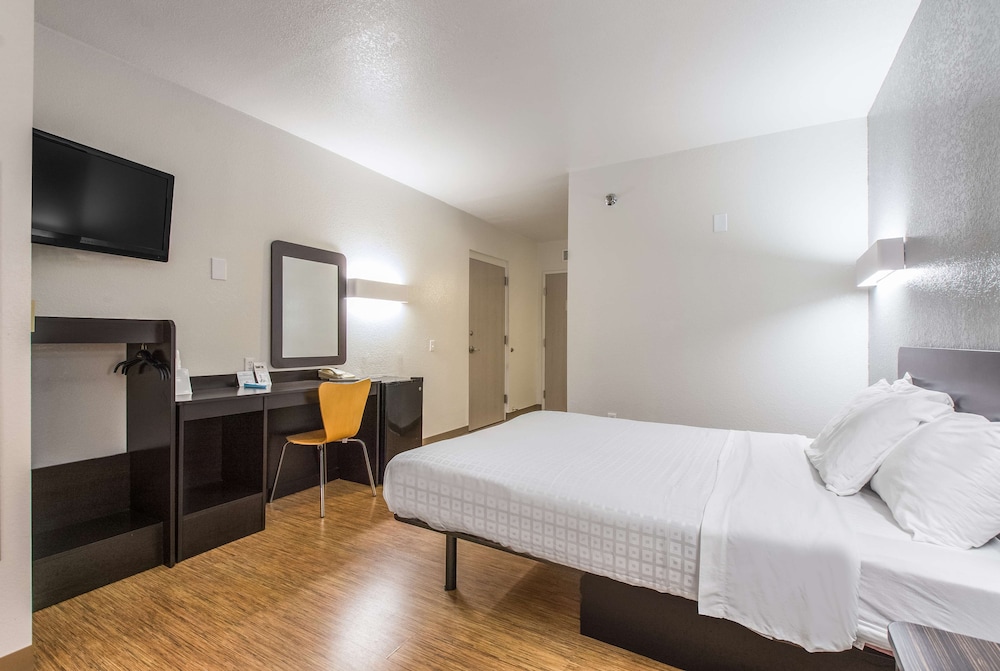Room, 1 King Bed, Accessible, Non Smoking photo 3