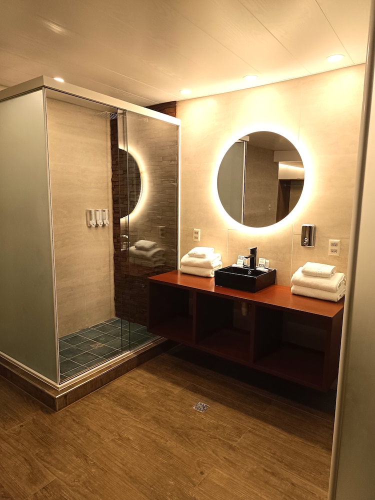 Deluxe Room, 1 King Bed, Pool View