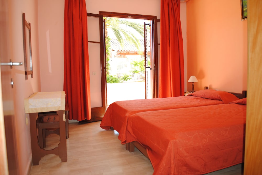 Basic Studio, 2 Twin Beds, Pool View photo 2