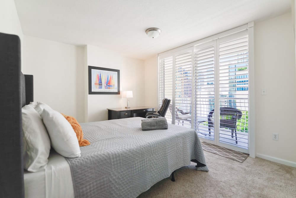 City Apartment, 3 Bedrooms, City View, Oceanfront photo 2