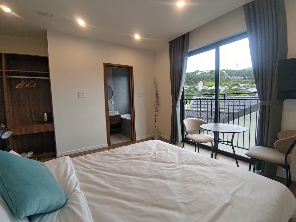 Deluxe Double Room, Bathtub